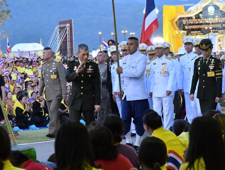 ปีติ “ในหลวง” ทรงโบกพระหัตถ์ทักทายพสกนิกรในการเสด็จฯ ไปทรงเปิดอ่างเก็บน้ำนฤบดินทรจินดา