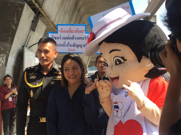 “ผู้พันเบิร์ด” ควง “น้องเกี่ยวก้อย” ลงพื้นที่อนุสาวรีย์ชัย แจกเอกสาร “สัญญาประชาคม”
