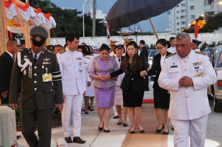 สุดประทับใจ “พระองค์ติ๊ด” ทรงพยุง “ทูลกระหม่อมแม่” ระหว่างเสด็จทรงเปิดศูนย์การแพทย์ฯ