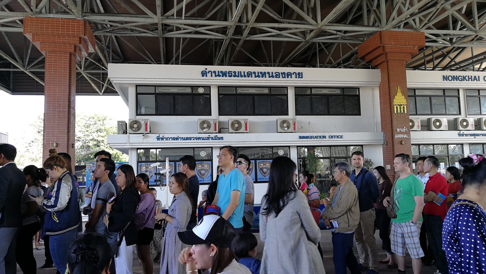 ด่านพรมแดนหนองคายคึกคักต่อเนื่อง แรงงานแห่เดินทางกลับบ้าน-ท่องเที่ยว-ข้ามมาซื้อสินค้าฝั่งไทย