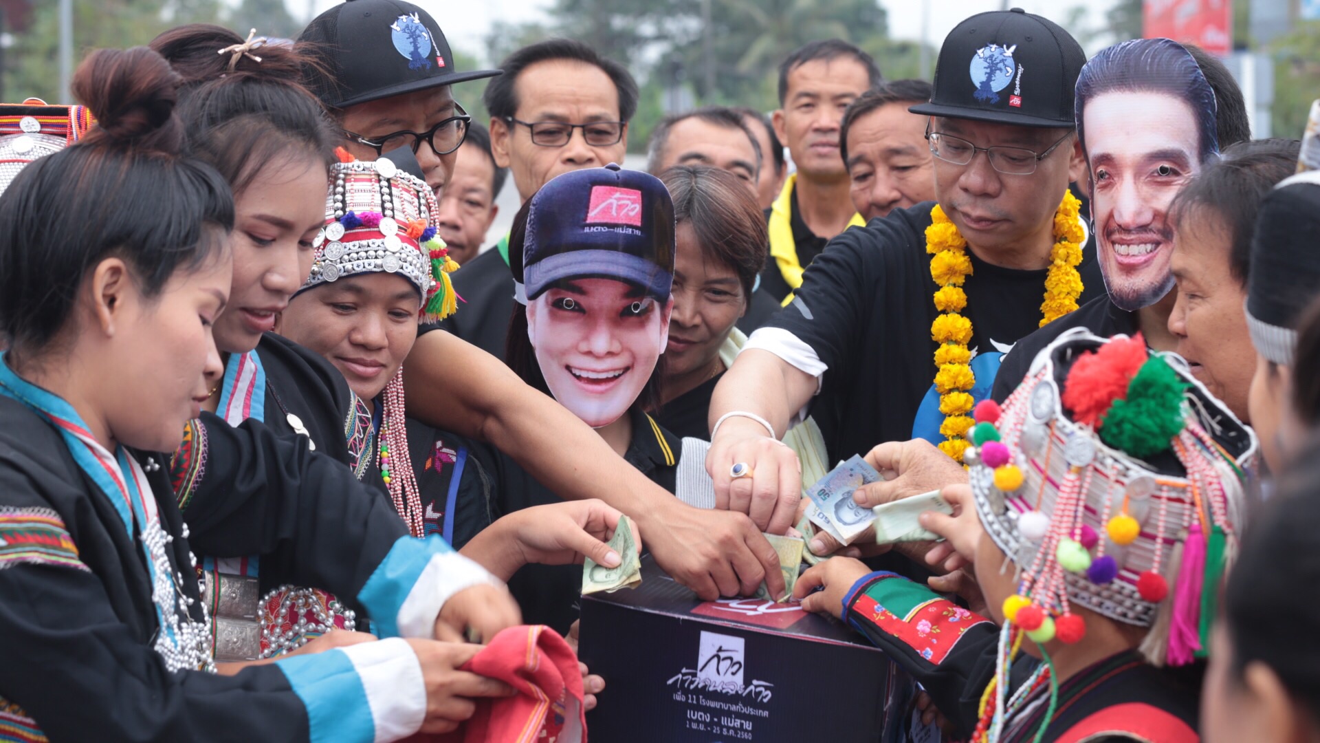 เชียงรายจัดกิจกรรมรับ “ตูน บอดี้สแลม” เตรียมร้อยธนบัตรบริจาคเป็นตุงก่อนถึงชายแดนแม่สาย