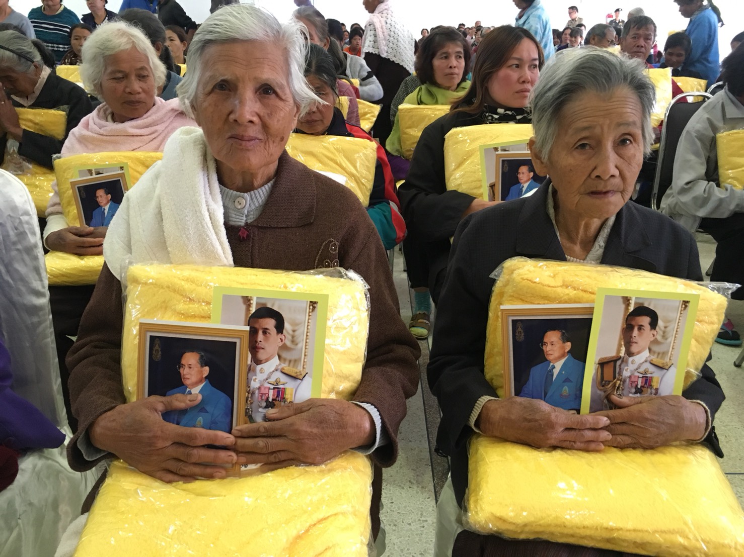ในหลวงพระราชทานผ้าห่มช่วยผู้ประสบภัยหนาว จ.เลย