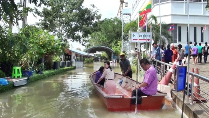 วุ่นหนัก! น้ำทะลักท่วม รพ.ท่าศาลา อพยพคนไข้ทุลักทุเล โอดหนักกว่าปี’54