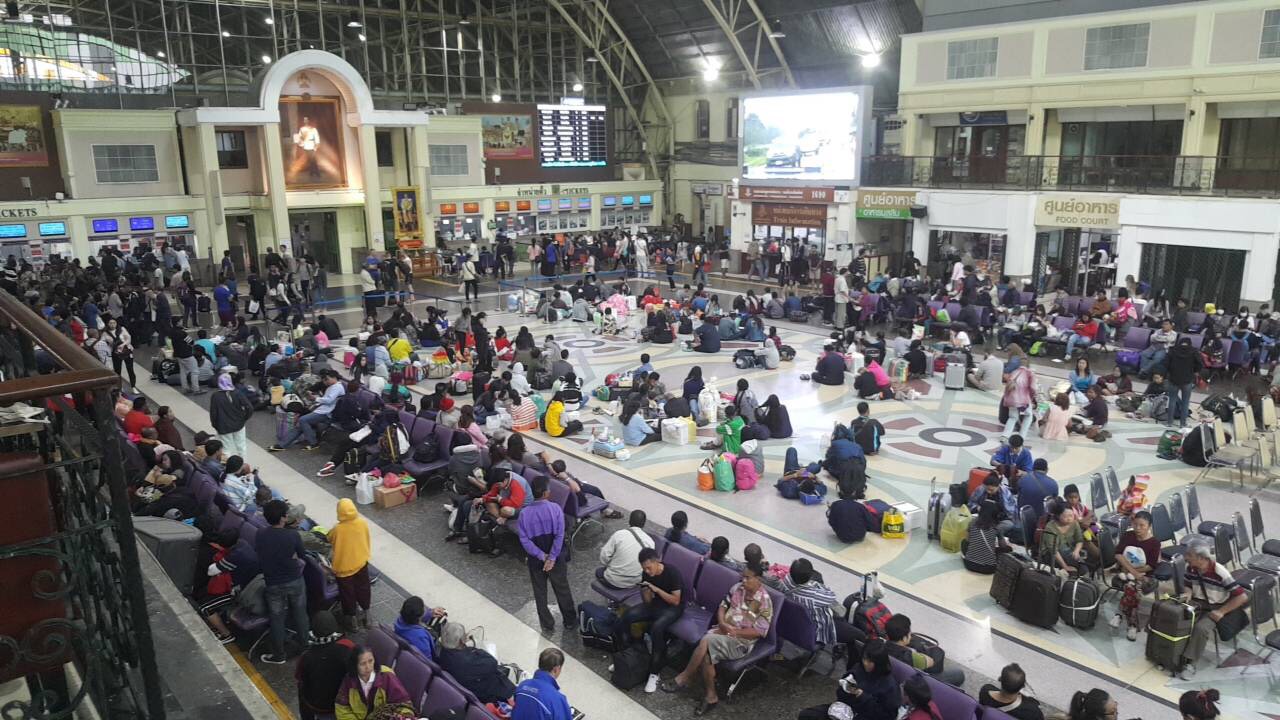 คึกคัก! สถานีรถไฟหัวลำโพงหนาแน่น ประชาชนแห่กลับภูมิลำเนา ทะลุแสนคน