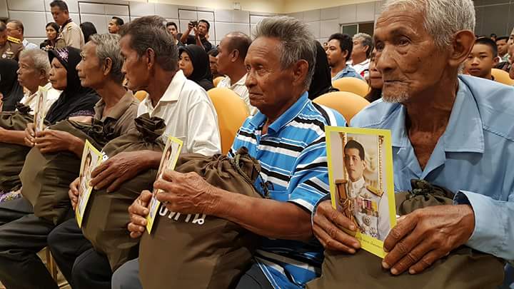 สมเด็จพระเจ้าอยู่หัว พระราชทานถุงยังชีพ ผู้ประสบอุทกภัย 3 อำเภอสตูล
