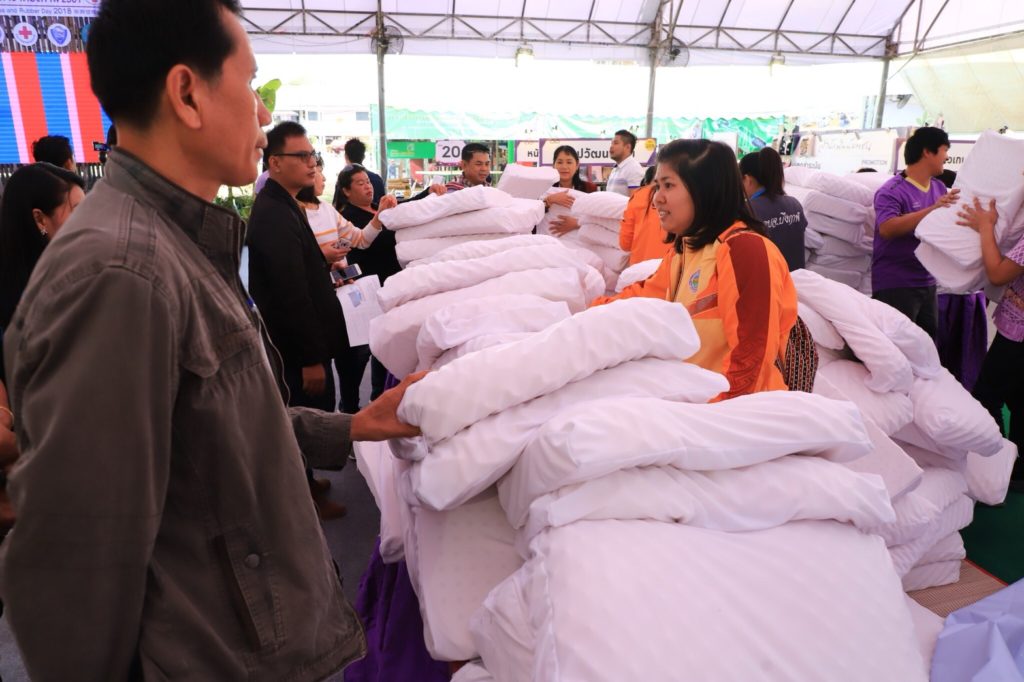 คึกคักทั้งวัน! “หมอนยางพารา” ได้รับความนิยมจำหน่ายในงานราคาพิเศษ-ชูเกษตรอินทรีย์
