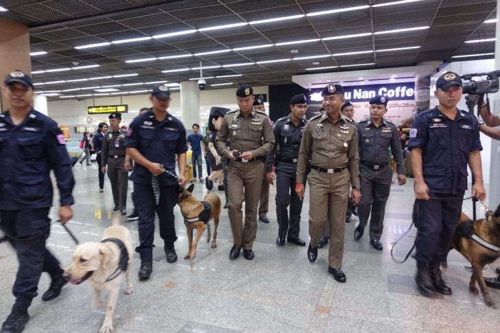 ตร.รปภ.เข้มสนามบิน รับมือนักเดินทางทะลัก กวดขันแท็กซี่ต้องกดมิเตอร์ ห้ามปฏิเสธผู้โดยสาร ฝืนขู่ถอนใบอนุญาต!
