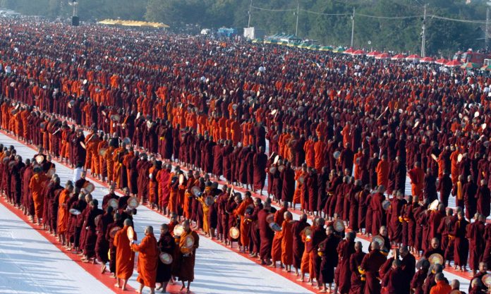 ฮือฮา! “ธรรมกาย” จัดทำบุญตักบาตรพระสงฆ์ 2 หมื่นรูปใน “เมียนมา”
