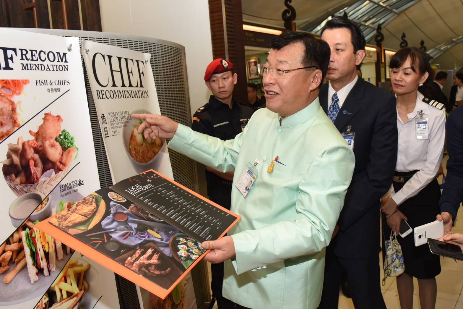 “ไพรินทร์”ตะลุยร้านอาหารสนามบินสุวรรณภูมิชวนกินMagic Food Courtราคาถูกชาวไทย-ต่างชาติแห่ใช้บริการแน่น