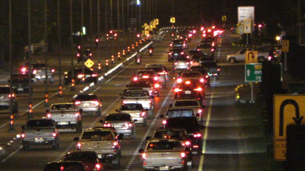ประชาชนแห่กลับ กทม.ทำถนนชัยนาท-สุพรรณ เริ่มแน่น คาดคืนนี้ติดหนึบ