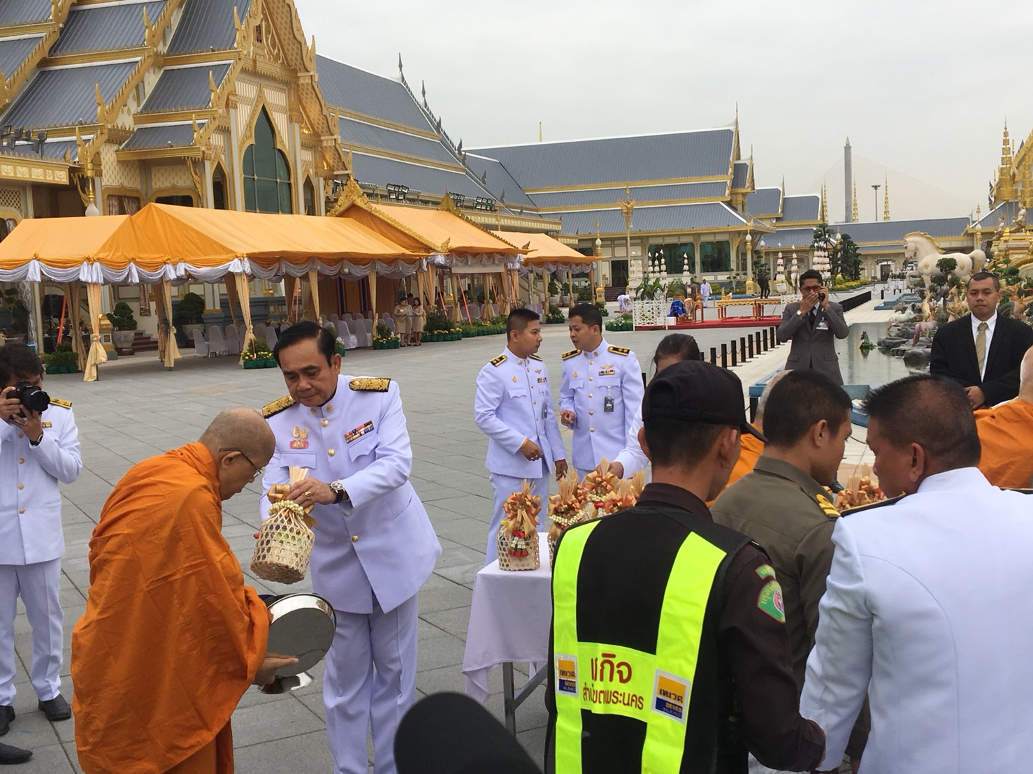 นายกฯ นำ ครม.ร่วมทำบุญตักบาตรพระสงฆ์ 89 รูป ถวายเป็นพระราชกุศลแด่ในหลวงรัชกาลที่ 9