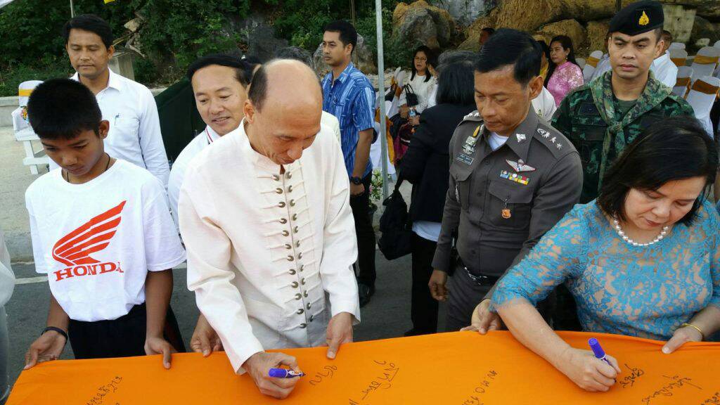 ชาวประจวบคีรีขันธ์อัญเชิญผ้าเหลือง 100 เมตร ห่มองค์พระธาตุเจดีย์ บนยอดเขาช่องกระจก