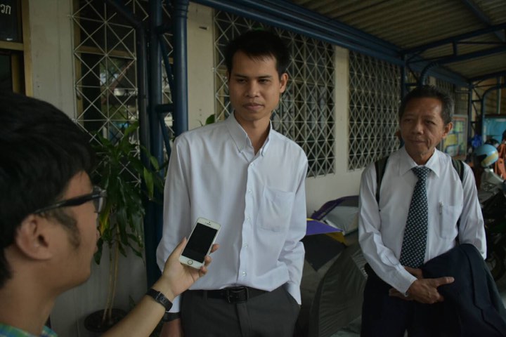 เลื่อนอ่านอุทธรณ์”อภิชาต”นักวิชาการกฎหมายชูป้ายต้านคสช. หลังรัฐประหาร ศาลนัด 31 พ.ค.