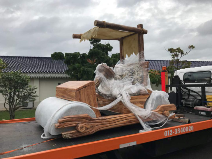 สุลต่านรัฐยะโฮร์ มาเลเซีย ได้รับของขวัญเป็นรถมนุษย์หินฟลินต์สโตนส์