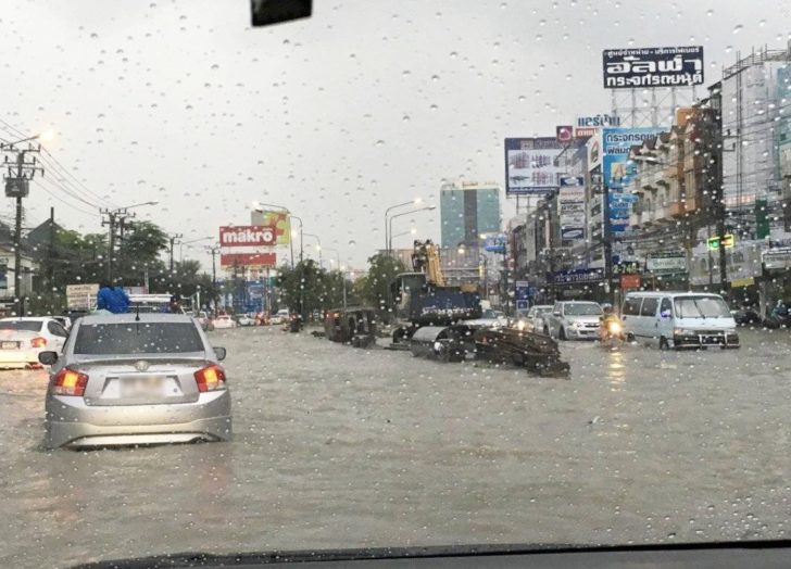 กทม.ติดหนึบ ฝนตกแต่เช้ามืด น้ำรอระบายหลายเส้นทาง