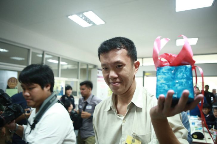 หนุ่มเดินทางมามอบของขวัญปีใหม่เป็นนาฬิกาส่วนตัวราคาไม่เกิน 3,000 บาท ให้”บิ๊กป้อม”
