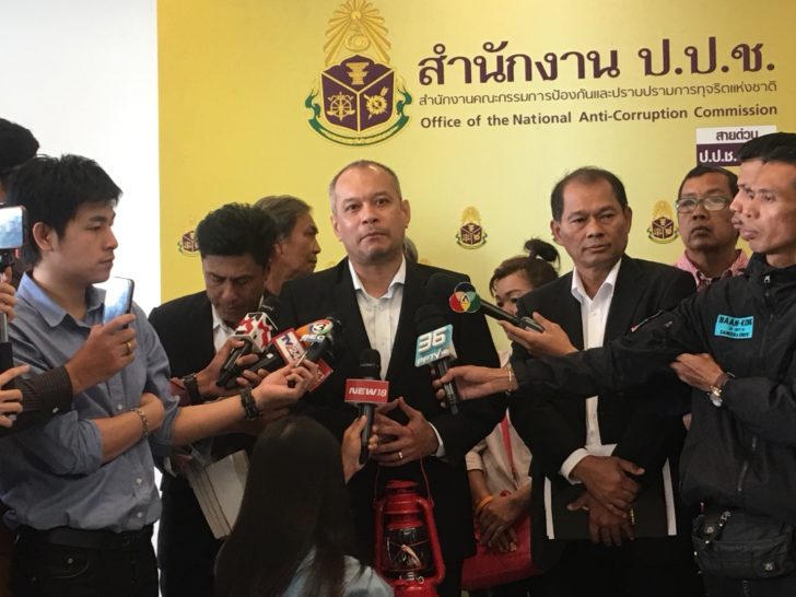 “ณัฐวุฒิ” นำญาติเหยื่อสลายม็อบปี 53 บุก ป.ป.ช.ถามความคืบหน้าคดี-ขอสำนวนตีตก”มาร์ค-สุเทพ”