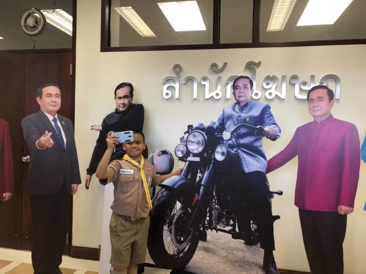 ทำเนียบจัดเต็ม! ขนสแตนดี้ “ลุงตู่” 14 อิริยาบถให้ร่วมเซลฟี่ พร้อมเปิดห้องทำงานให้เด็กนั่งเก้าอี้นายกฯ
