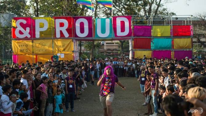games-at-the--proud-lgbt-festival-included-handbag-throwing-and-hula-hooping-1517211255740-2 เมียนมา จัดเทศกาลLGBTอย่างเปิดเผยครั้งเเรก เเม้ความสัมพันธ์รักเพศเดียวกันยังผิดกฎหมาย