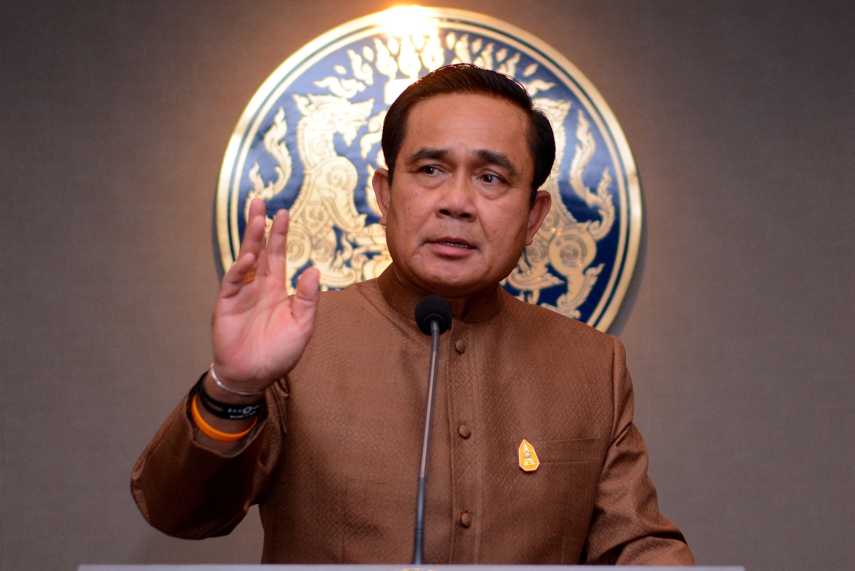 “ประยุทธ์” พูดเป็นนัย “เป็นคนของปชช. ตั้งผมเป็นอะไรก็เป็นได้หมด” หยอดสื่อต้องส่องจก ยิ้มแย้มแจ่มใส่ก่อนเจอหน้า