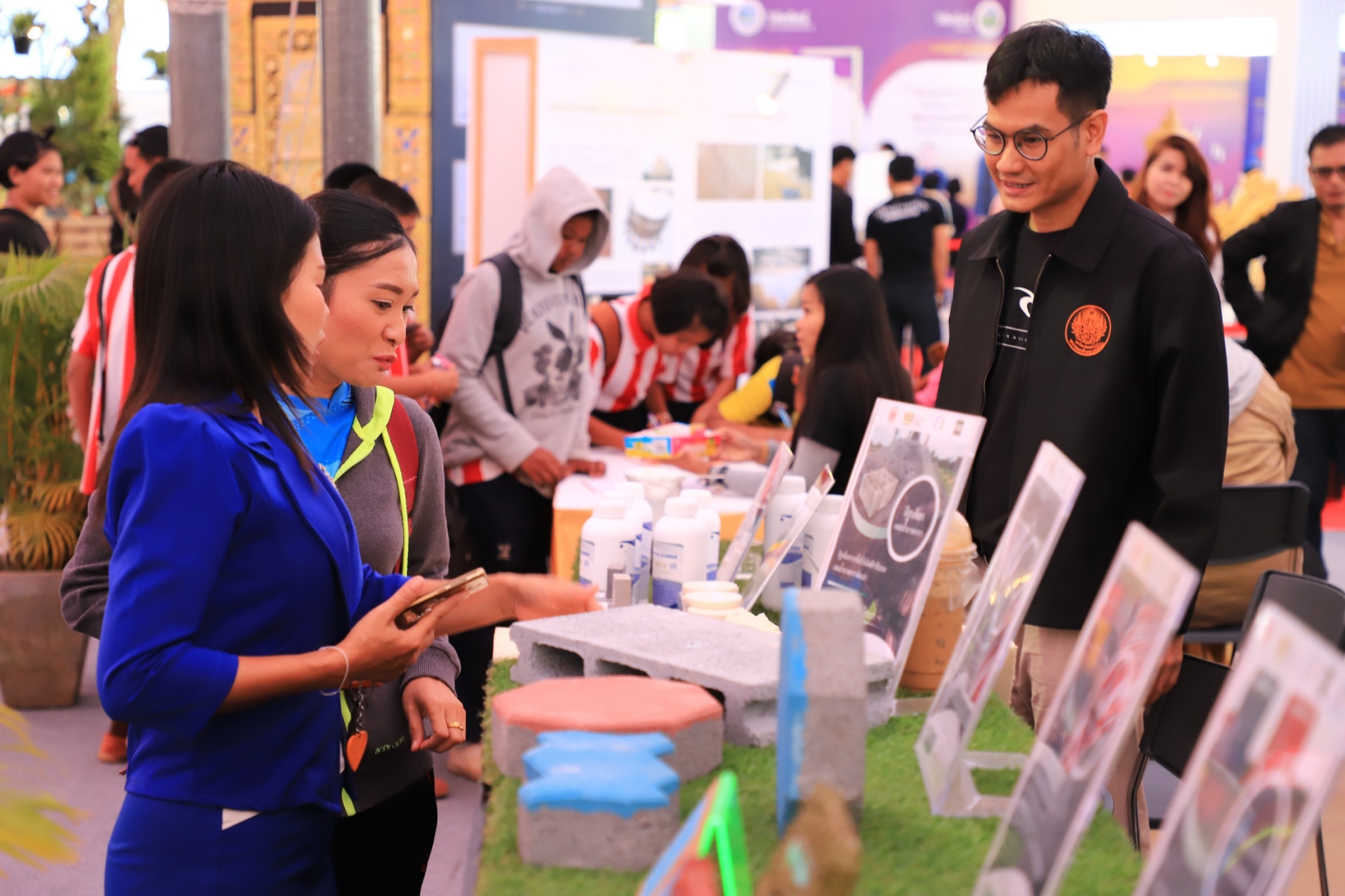 เริ่มแล้ว! งานวันยางพาราและกาชาดบึงกาฬ 2561