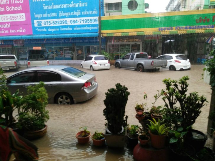 ระบายไม่ทัน! กระบี่ฝนตกหนัก น้ำไหลท่วมถนนหลายสาย ร้านค้า-บ้านเรือนเสียหายกว่า 50 หลัง