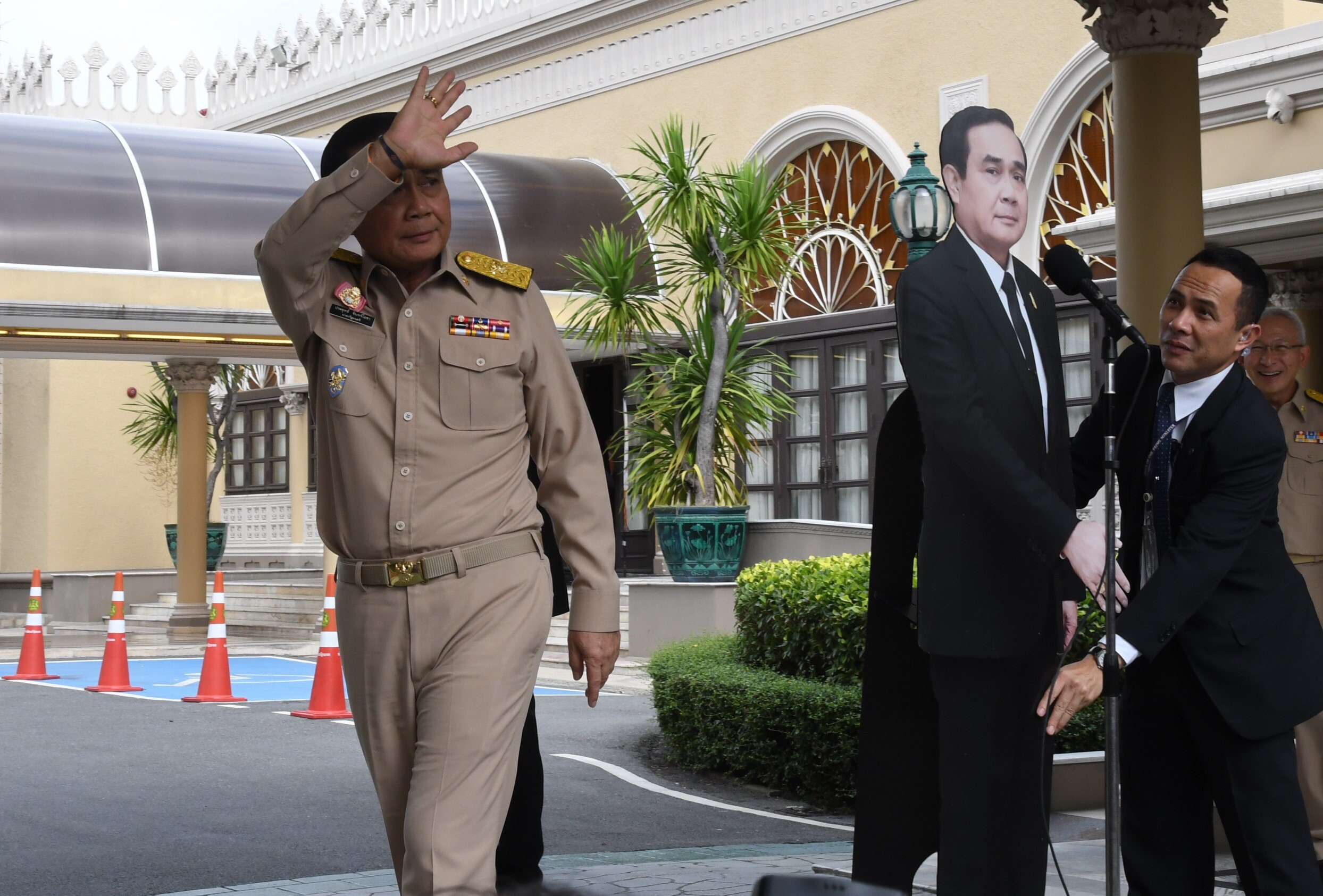“บิ๊กตู่” มามุขใหม่ สั่งยกสแตนดี้มาตั้งให้สื่อถามแทนตัวจริง พร้อมสวมบท ”ครูตู่” สอนเด็ก
