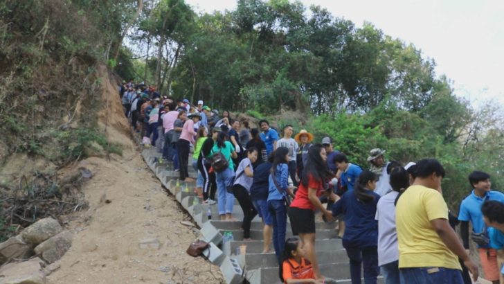 รวมพลังทำดี! ชาวบ้านเกือบพันคน ร่วมสร้างบันได 309 ขั้นขึ้นวัดเขาตะแบก ศรีราชา