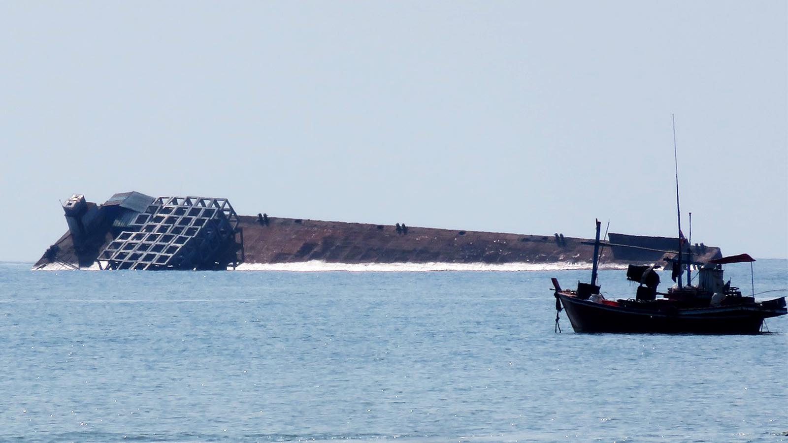 ผ่านเส้นทางนี้ต้องระวัง! เจ้าท่าเตือน เรือบรรทุกปะการังเทียมล่มหน้าอ่าวประจวบฯ