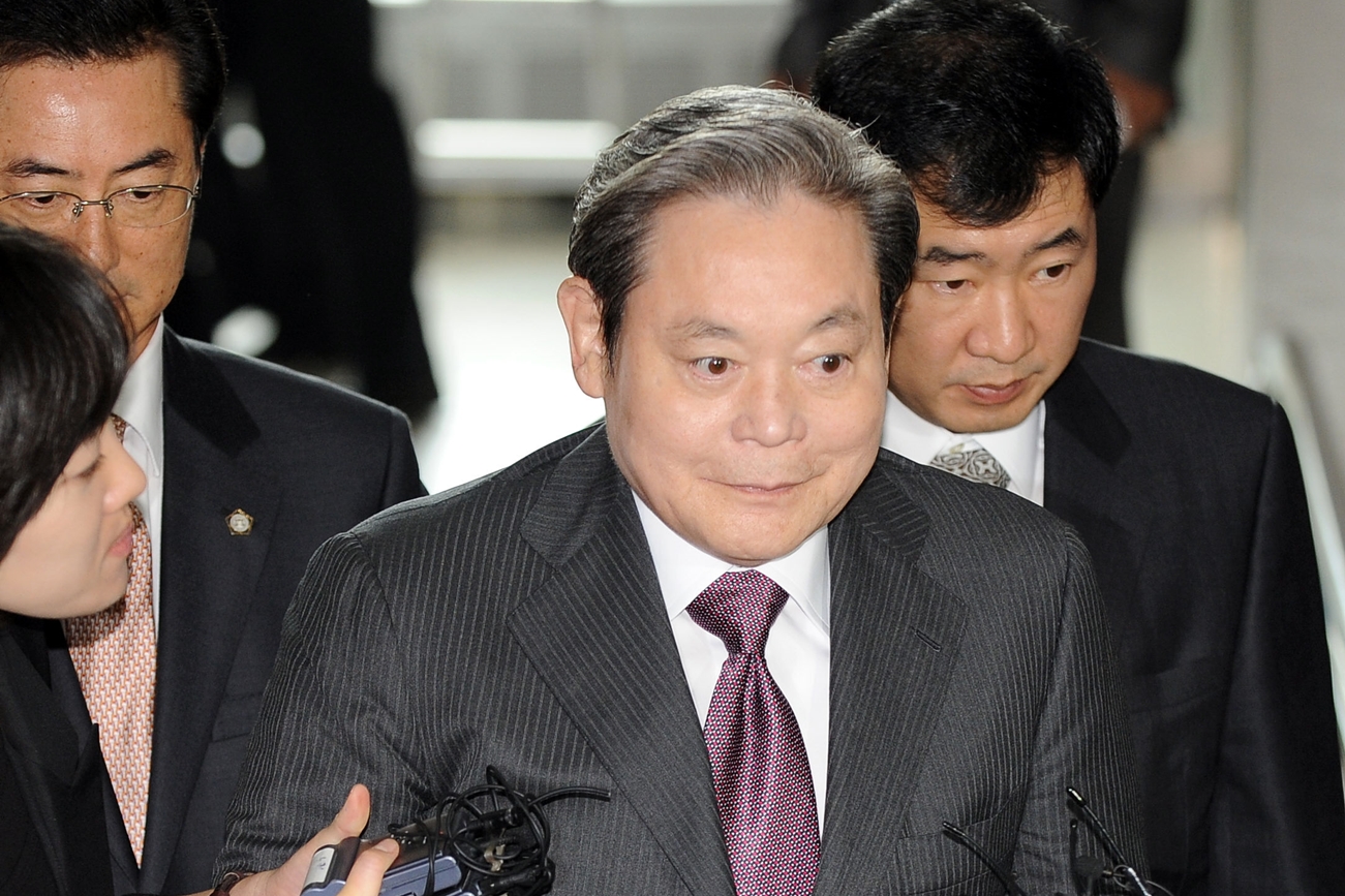 ฉาวอีก! ตำรวจเกาหลีสงสัย “อี คุน-ฮี” ประธานอาณาจักรซัมซุง หลีกเลี่ยงภาษี 240 ล้านบาท