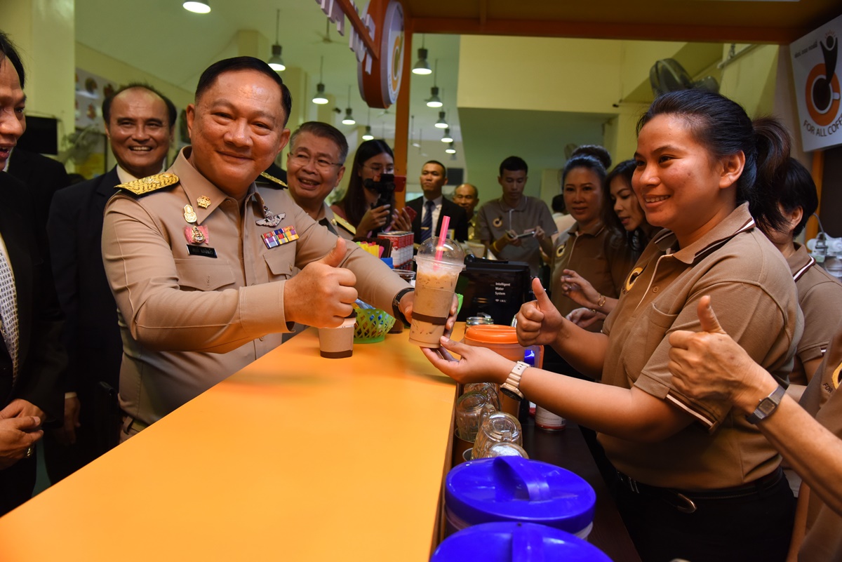 “รัฐมนตรีแรงงาน” เป็นประธานเปิดร้านกาแฟ “ฟอร์ ออล คอฟฟี่” หนุนผู้พิการมีงานทำ
