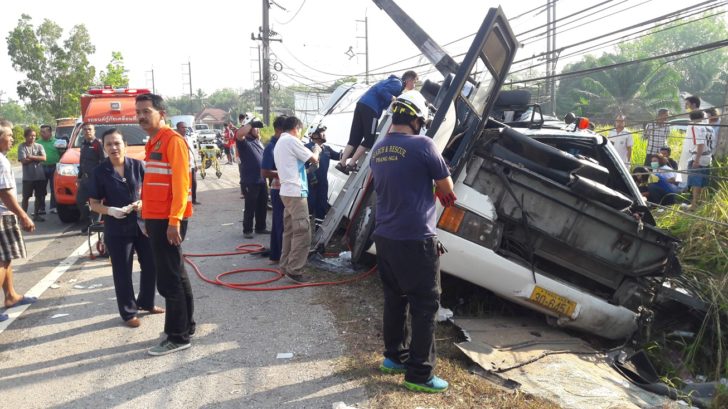 ระทึก! ทัวร์นักท่องเที่ยวจีนชนเสาไฟฟ้าคนขับดับ บาดเจ็บระนาว สาหัส 4 ราย