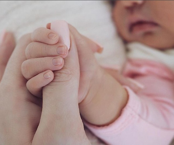 มาเเล้ว! “ไคลี เจนเนอร์” โพสต์รูปลูกสาว…พร้อมตั้งชื่อ “Stormi”