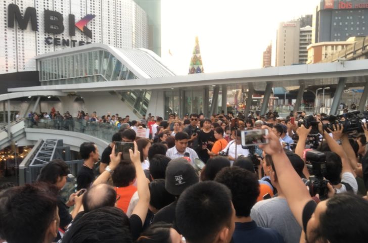 39 ผู้ชุมนุมสกายวอล์กรับข้อหา สน.ปทุมวันวันนี้-“รังสิมันต์ โรม” เลื่อน อ้างกระชั้นชิด