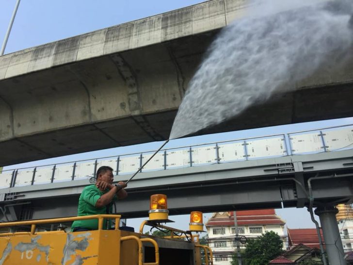 2 กทม.ตรวจจุดก่อสร้างรถไฟฟ้าสายชมพู-ส้ม กำชับลดฝุ่นละออง-ติดป้ายทางลัดเลี่ยงมลพิษ