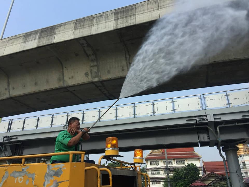 กทม.ตรวจจุดก่อสร้างรถไฟฟ้าสายชมพู-ส้ม กำชับลดฝุ่นละออง-ติดป้ายทางลัดเลี่ยงมลพิษ
