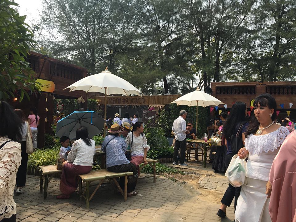 พาสำรวจโซน “อาหาร” ของกินน่าอร่อย งาน “อุ่นไอรัก คลายความหนาว”