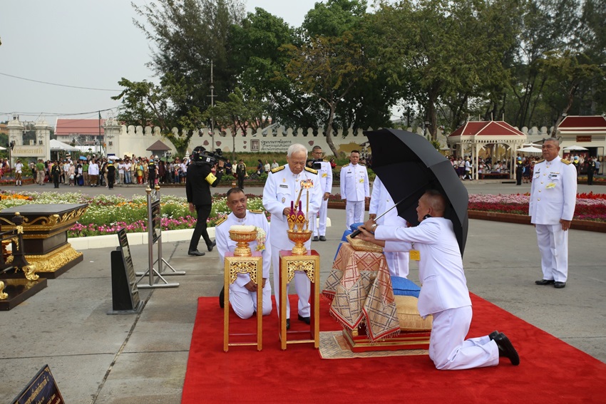 ร.10 โปรดเกล้าฯ พล.อ.เปรม เปิดงาน “อุ่นไอรัก คลายความหนาว”