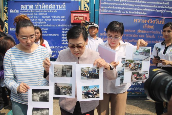 แฉสภาพรอบบ้านป้าทุบรถ “ตลาดสวนหลวง” ตั้งแผงล้อมบ้าน รถจอดเสยถึงรั้วปิดตาย!