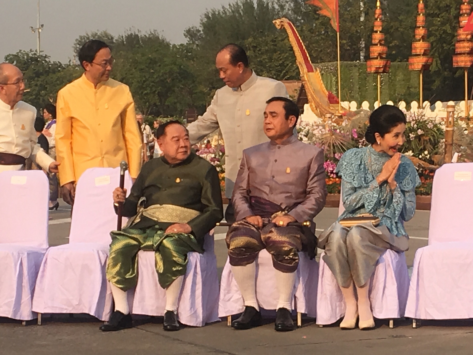“บิ๊กตู่” พร้อมครม.แต่งชุดไทยร่วมงาน “อุ่นไอรักฯ” ด้าน “บิ๊กป้อม” ปัดตอบสื่อบอก “เจ็บคออยู่”