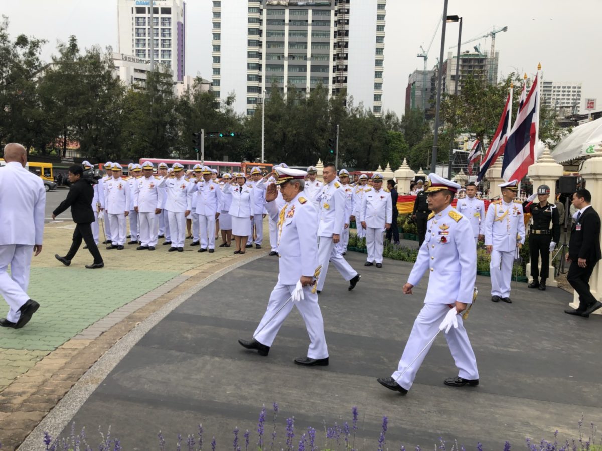 สมเด็จพระเจ้าอยู่หัวทรงพระกรุณาโปรดเกล้าฯให้ พล.อ.สุรยุทธ์ เป็นผู้แทนพระองค์วางพวงมาลาวันทหารผ่านศึก