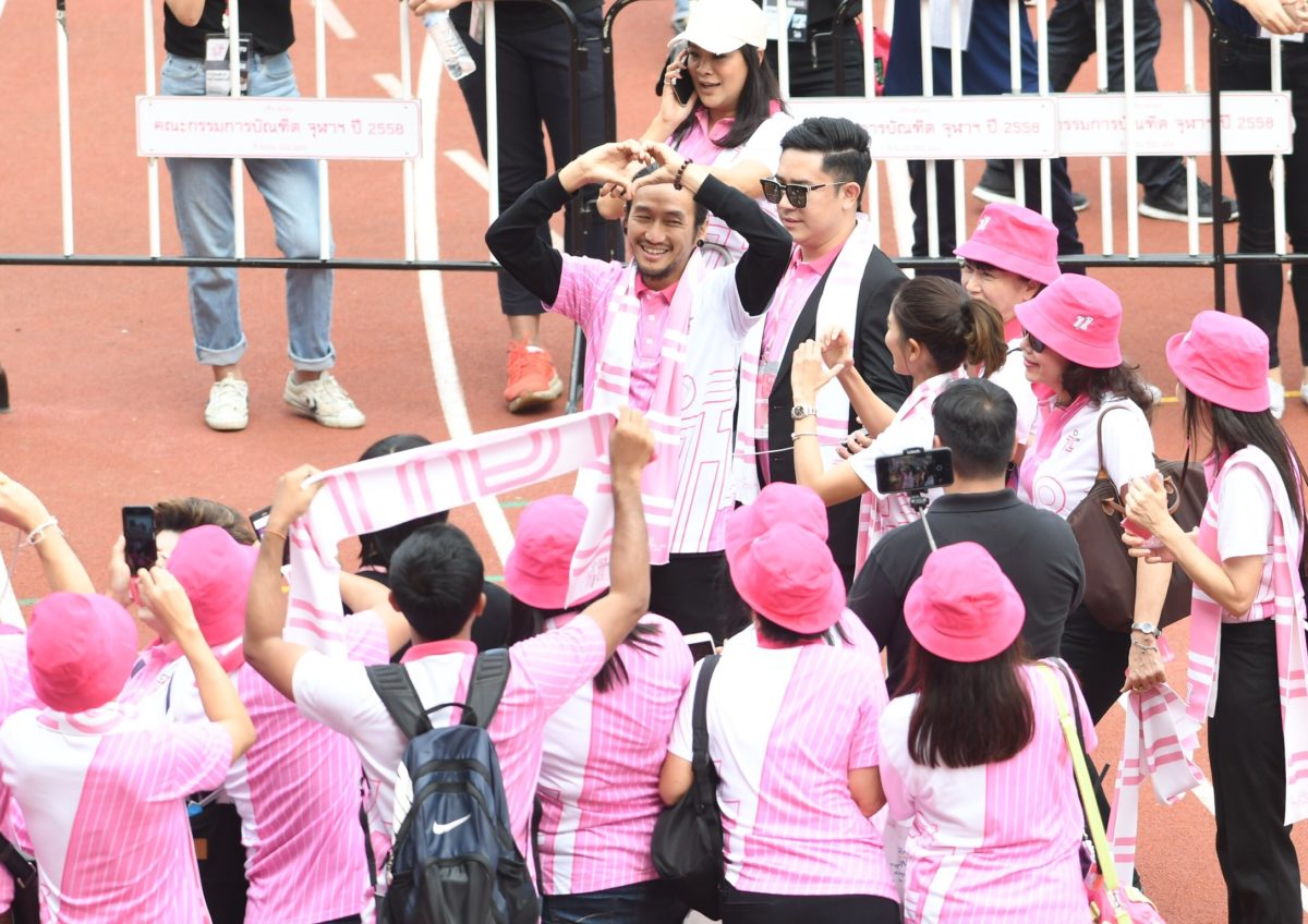 กรี๊ดลั่น! “ตูน-ก้อย” โผล่ร่วม “บอลประเพณี” ทำเอานิสิตกรี๊ดลั่นสนาม