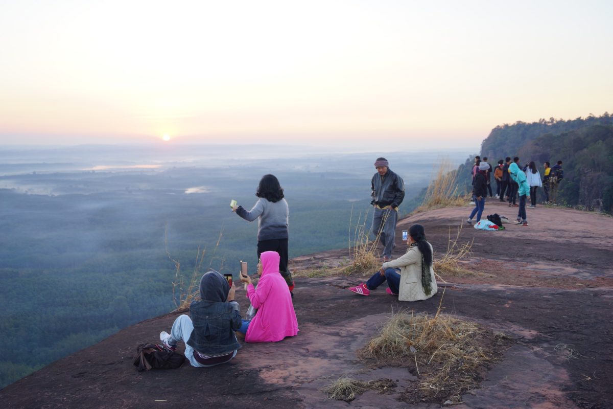 งดงาม! ยอดภูสิงห์หนาว 13 องศา นทท.แห่ชมพระอาทิตย์ขึ้นหินสามวาฬ