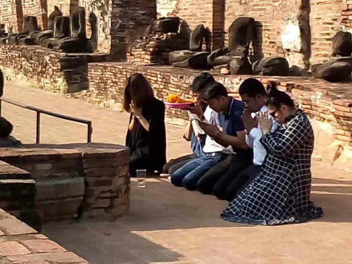 “คนบาป 2018” ขอขมาสิ่งศักดิ์สิทธิ์วัดมหาธาตุ ก่อนไปศาล เหตุปีนโบราณสถาน