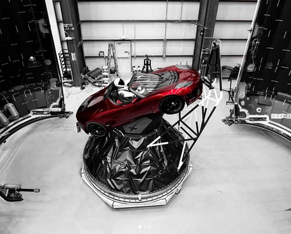 เผยภาพ “Red Roadster” รถยนต์ไฟฟ้าที่จะถูกส่งขึ้นสู่อวกาศในจรวด “ฟอลคอน เฮลวี”