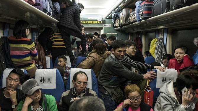 passengers-pack-into-a-crowded-train-during-the-26-hour-journey-from-beijing-to-chengdu-as-they-head-home-ahead-of-the-lunar-new-year-1518428957426-2