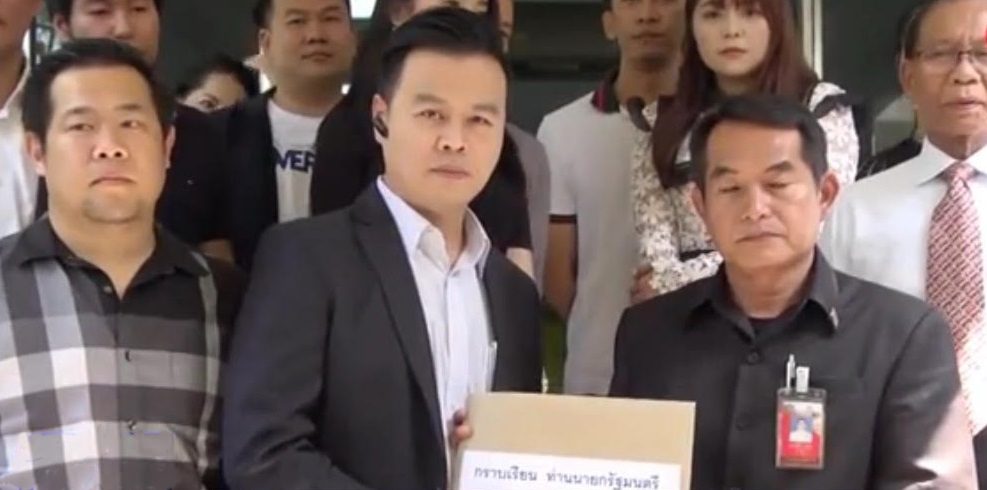 ชมรมผู้ประกอบการรถนำเข้ายื่นหนังสือร้องบิ๊กตู่ ระบุกรมศุลฯ ไม่ปล่อยรถทำธุรกิจเสียหาย