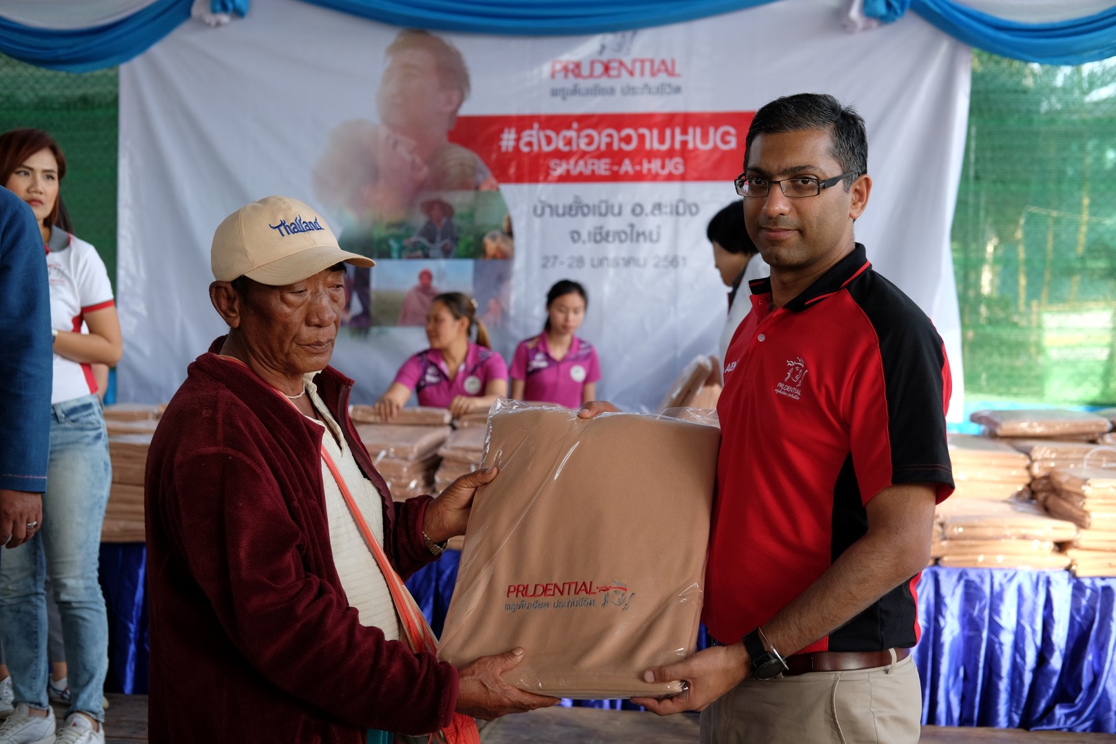 พรูเด็นเชียลสานต่อโครงการ “ส่งต่อความ Hug” มอบผ้าห่ม 2,000 ผืนให้ผู้สูงอายุ