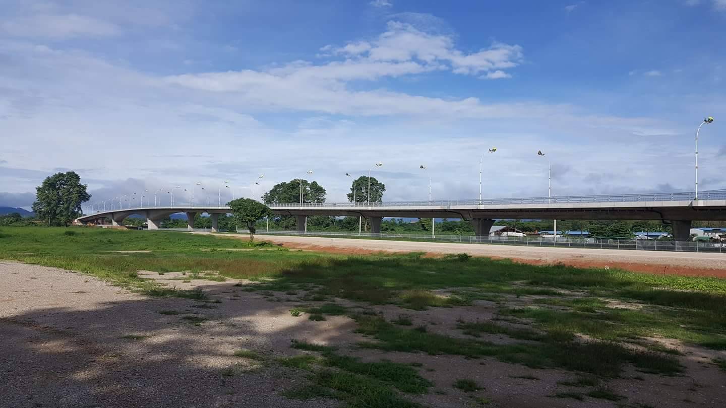 เสร็จแล้ว! สะพานข้ามแม่น้ำเมยแห่งที่ 2 จ.ตาก เหลือ “ด่านพรมแดน” มั่นใจเปิดปี’62