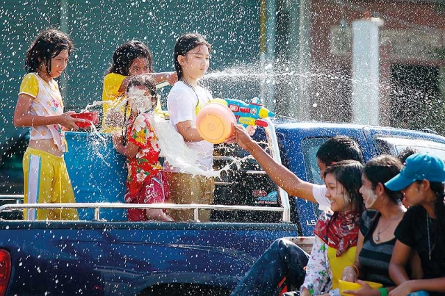 ผบ.ตร.สั่งการอำนวยความสะดวกปชช.เทศกาลสงการนต์ ลั่นห้ามนั่งท้ายกระบะดื่มสุรา-แต่งตัวล่อแหลม